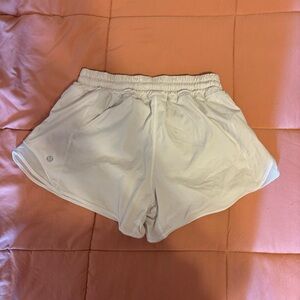 Lulu Lemon hotty hots, white, 4in size 6